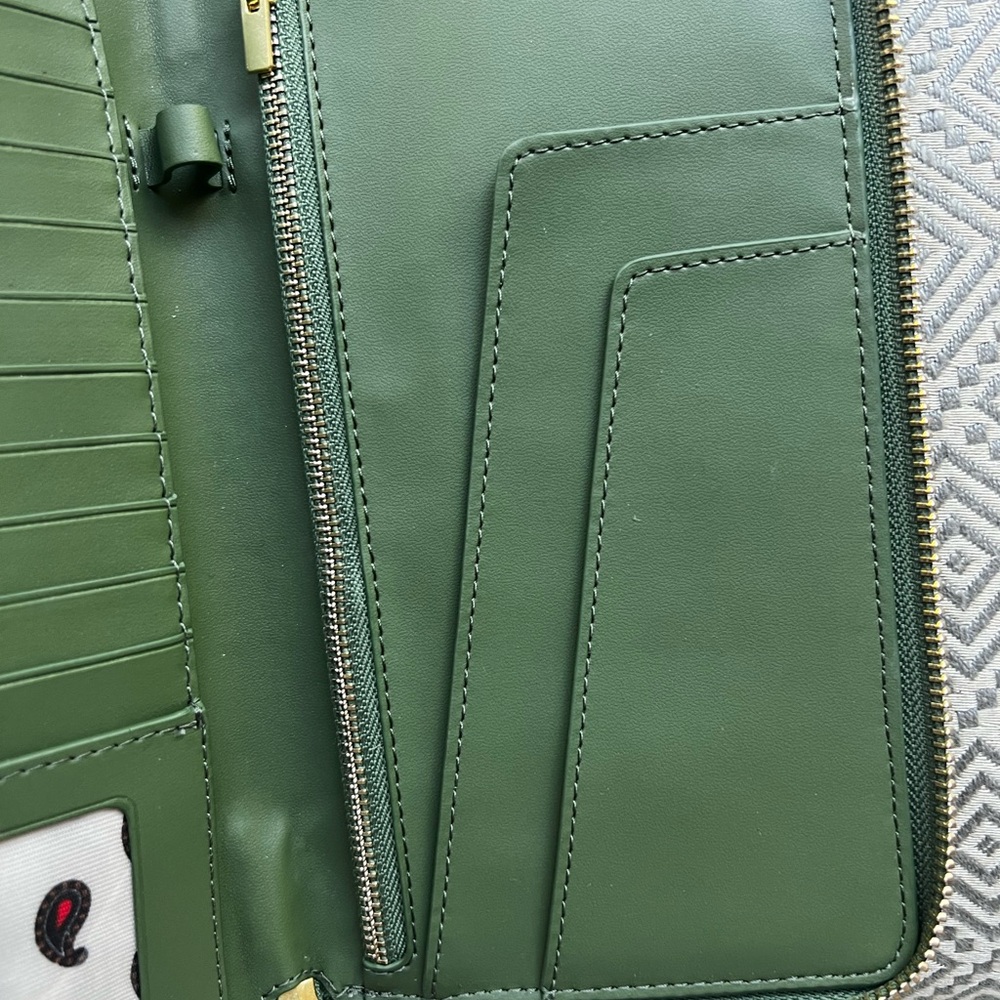 Elegant Vera Bradley Green Leather Women's Travel Wallet - Picture 3 of 7